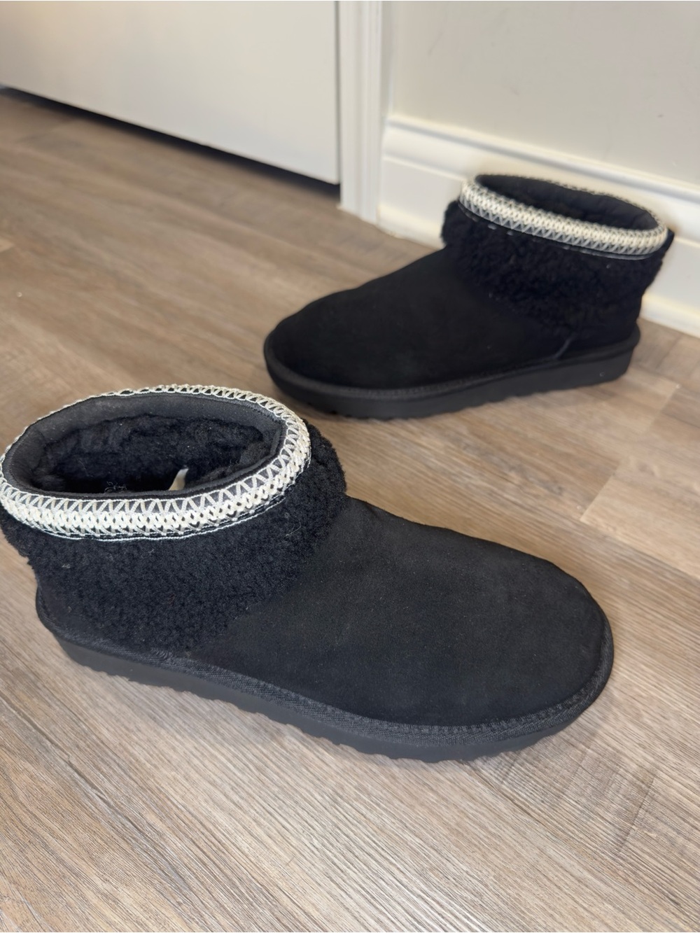 UGG Classic Ultra Mini Maxi Curly Black Bootie Boots